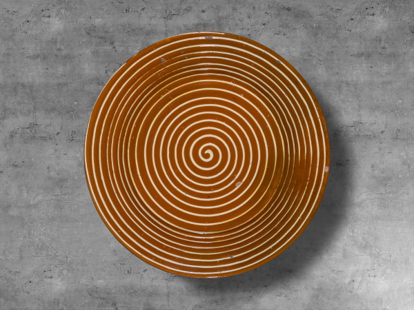 Plata plana: per preparar i servir viandes. Bany d’engalba vermella de base, decoració amb engalba blanca aplicada a llanterna i vernís. TM. 1822 | © Jordi Geli / Terracotta Museu