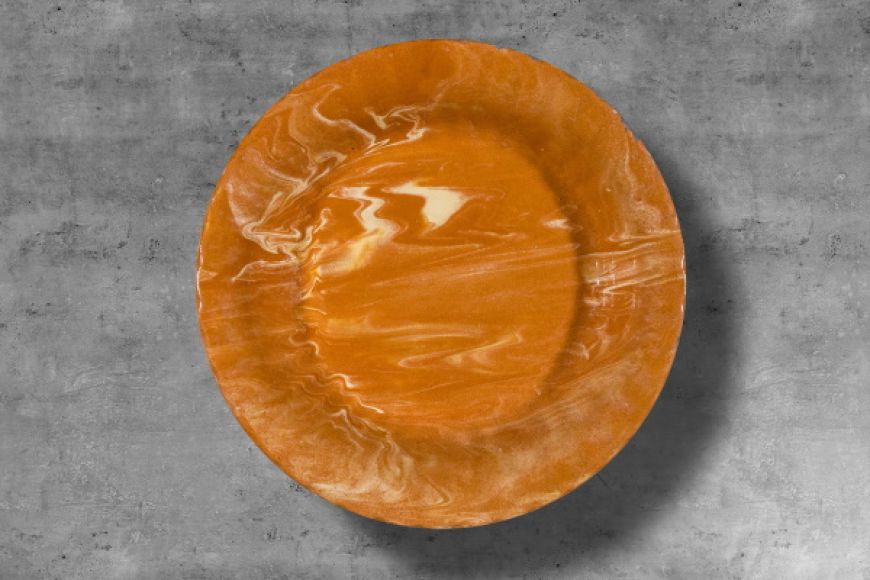 Plata “arrissada”: per preparar i servir viandes. Bany d’engalba blanca de base, decoració jaspiada amb engalba vermella i vernís. TM. 1789 | © Jordi Geli / Terracotta Museu