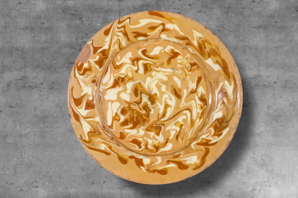 Plata: En el servei de taula, per preparar i servir viandes. Bany d’engalba blanca de base, decoració jaspiada amb engalba vermella i vernís. TM. 8226 | © Jordi Geli / Terracotta Museu