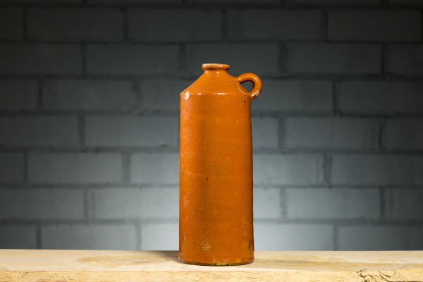 Ampolla d’escalfar el llit: Omplerta d’aigua calenta, servia per escalfar el llit. Bany engalba vermella i vernís. TM. 2439 | © Jordi Geli / Terracotta Museu