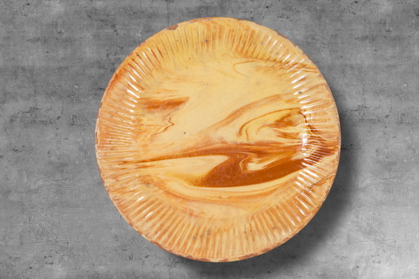 Plat pla: per posar-hi la porció de vianda que ha de consumir una persona. Bany d’engalba blanca de base, decoració jaspiada amb engalba vermella i vernís. TM. 1788 | © Jordi Geli / Terracotta Museu