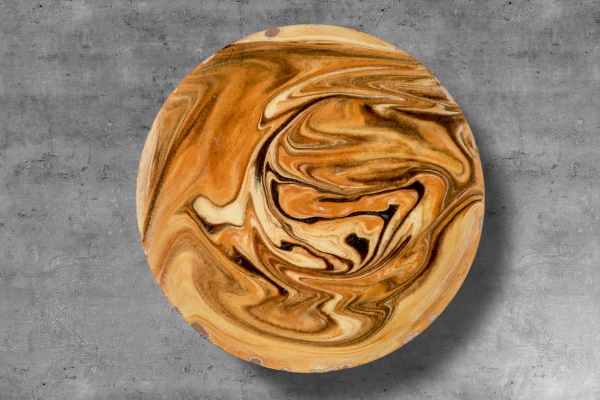 Plat pla: per posar-hi la porció de vianda que ha de consumir una persona. Bany d’engalba blanca de base, decoració jaspiada amb engalba vermella i marró i vernís. TM. 9301 | © Jordi Geli / Terracotta Museu