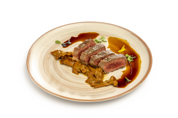 Llesques de bou magre amb suc de rossinyols de les Gavarres. | © Jordi Geli / Terracotta Museu