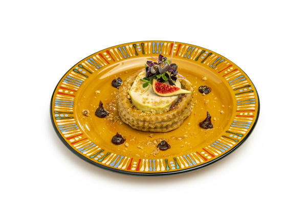 Un fetge gras d’ànec fet micuit sobre una compota agredolça de poma de Girona i figues, tot dins un pasta fullada de mantega. | © Jordi Geli / Terracotta Museu