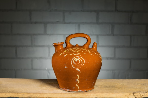 Càntir de pescador: càntir amb una base molt ampla perquè no bolqui amb el moviment del mar. Bany d’engalba vermella de base, decoració amb engalba blanca aplicada a llanterna i vernís. TM. 1688 | © Jordi Geli / Terracotta Museu