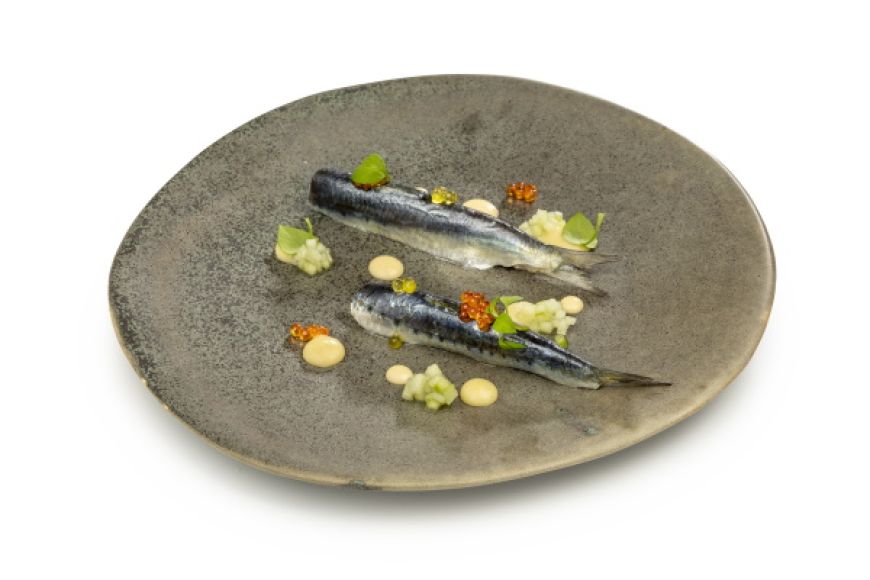 Sardina lleugerament marinada amb caviar, poma Granny Smith i maionesa de moixernons, curada amb aigua de mar. Contrastos àcids i cremosos. | © Jordi Geli / Terracotta Museu
