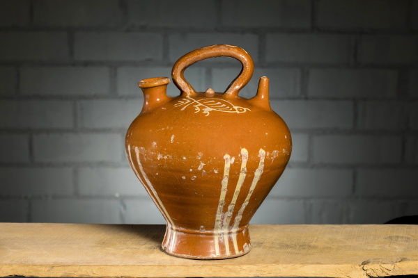 Càntir d’hivern: completament envernissat, s’usava per contenir i servir aigua a taula. Bany d’engalba vermella de base, decoració amb engalba blanca aplicada a llanterna i vernís. Col·lecció particular. | © Jordi Geli / Terracotta Museu