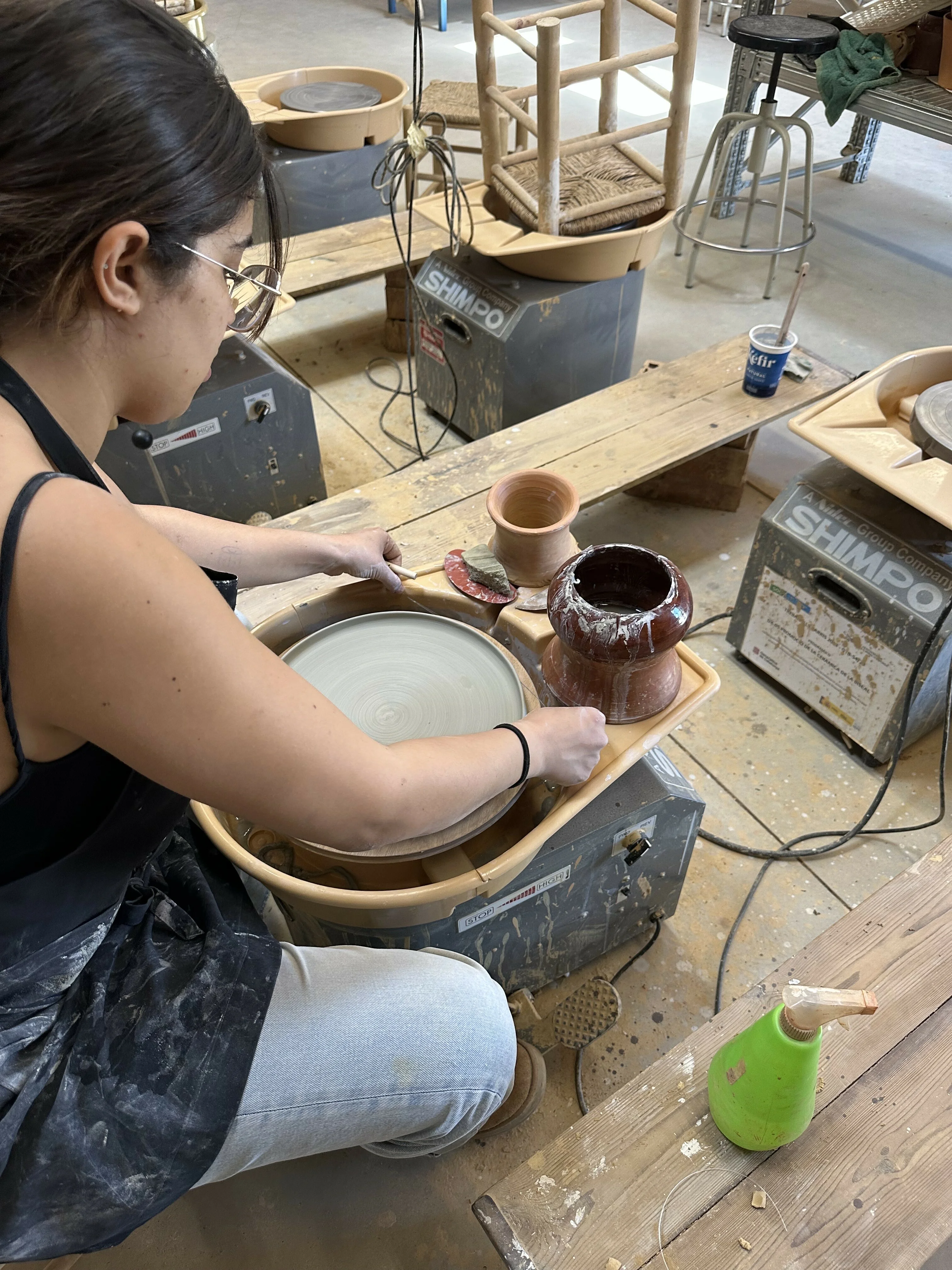 Alumnes treballant a l'aula taller del Terracotta Museu.
