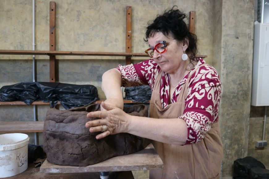 Martine Le Fur durante la estancia artística en el espacio taller que la Associació de Ceramistes de la Bisbal dispone en el Terracotta Museu Martine Le Fur durante la estancia artística en el espacio taller que la Associació de Ceramistes de la Bisbal dispone en el Terracotta Museu