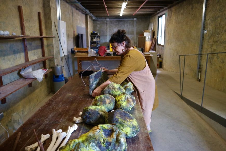 Martine Le Fur durante la estancia artística en el espacio taller que la Associació de Ceramistes de la Bisbal dispone en el Terracotta Museu | © Toni Bofill Martine Le Fur durante la estancia artística en el espacio taller que la Associació de Ceramistes de la Bisbal dispone en el Terracotta Museu | © Toni Bofill