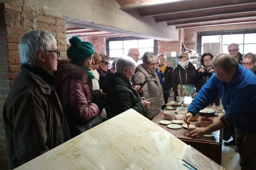 El ceràmista durant la demostració a un grup d'adults