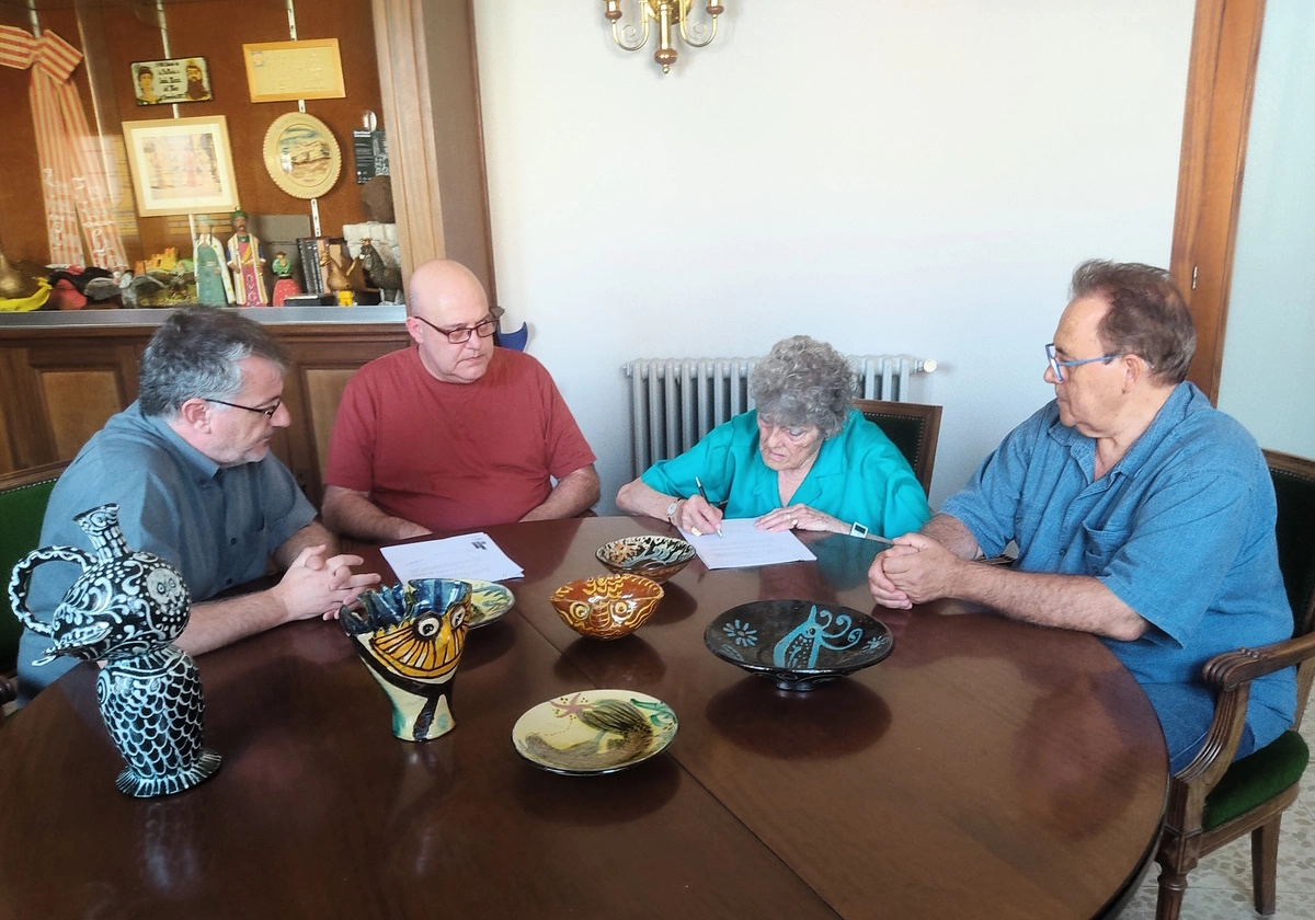 De izquierda a derecha: Sr. Òscar Aparicio, presidente del Patronato del Terracotta Museo y alcalde de la Bisbal d'Empordà, Sr. Alfred Cubiñá y Sra. Anna Maria Segú, nieto e hija respectivamente del ceramista Enric Segú, y Francesc Cabrillana, concejal de | © Terracotta Museu