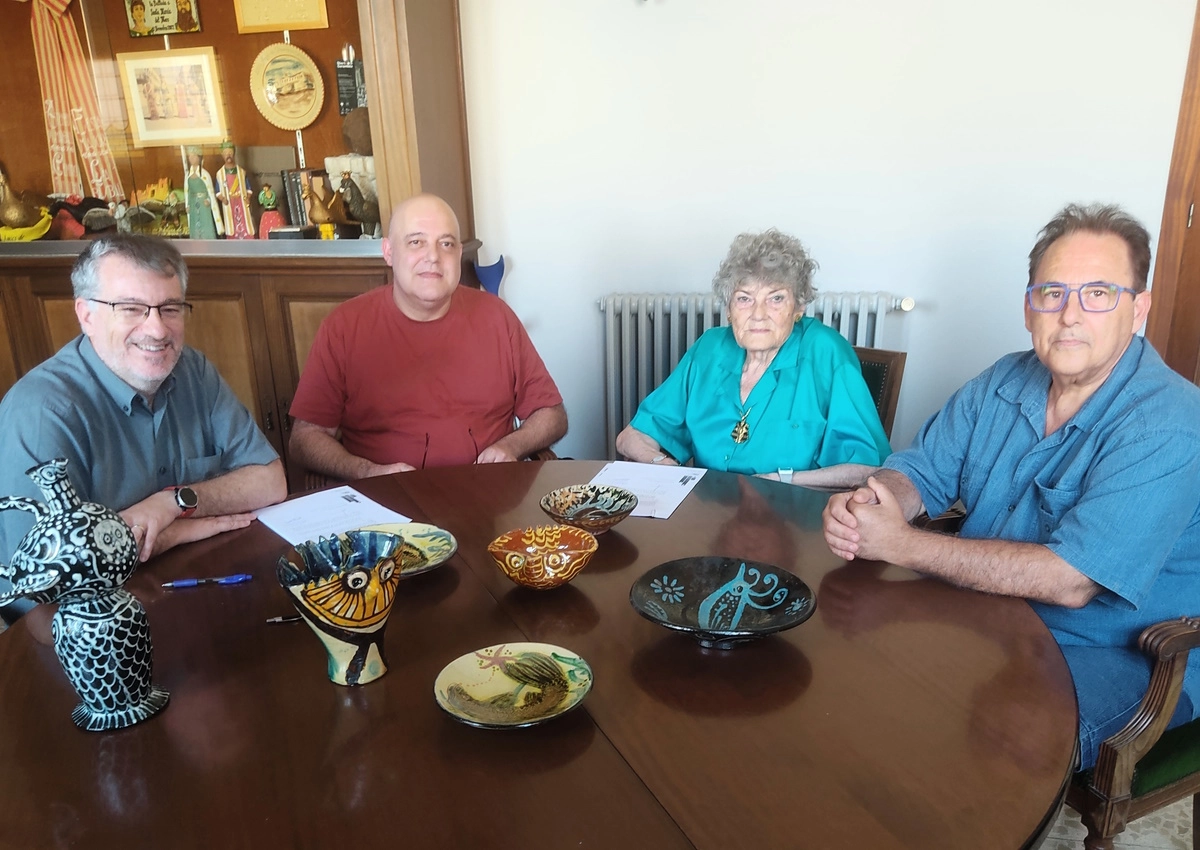 De izquierda a derecha: Sr. Òscar Aparicio, presidente del Patronato del Terracotta Museo y alcalde de la Bisbal d'Empordà, Sr. Alfred Cubiñá y Sra. Anna Maria Segú, nieto e hija respectivamente del ceramista Enric Segú, y Francesc Cabrillana, concejal de | © Terracotta Museu