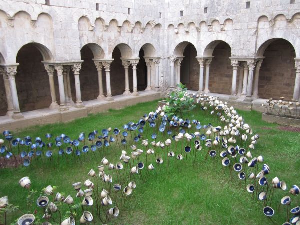 "Aiguabarreig" al claustre de Sant Pere de Galligants de Girona durant el Temps de Flors de 2013 | © Eugeni Penalva