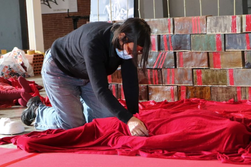 Maïs Jorba durant la instal·lació de 'Esquarterades' | © Toni Bofill / Terracotta Museu Maïs Jorba durant la instal·lació de 'Esquarterades' | © Toni Bofill / Terracotta Museu