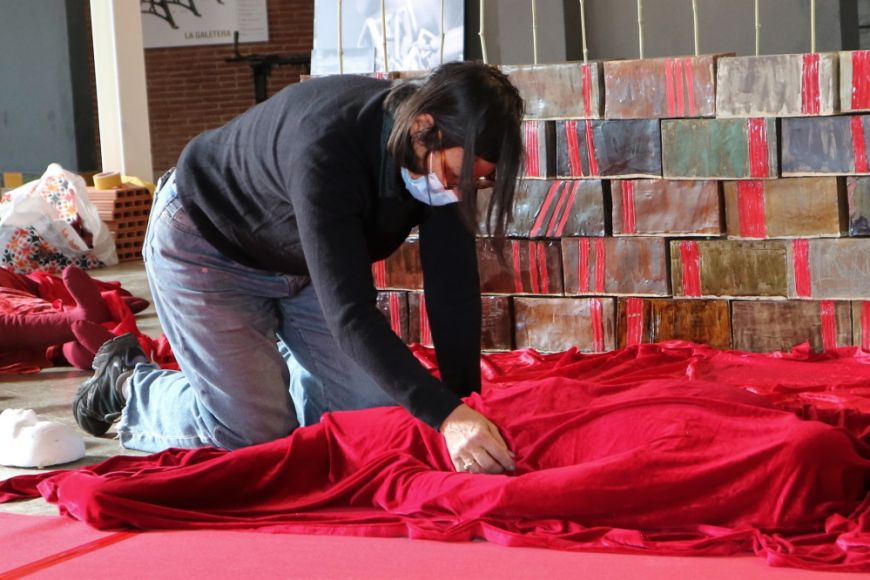 Maïs Jorba durante la instalación de 'Esquarterades' | © Toni Bofill / Terracotta Museu