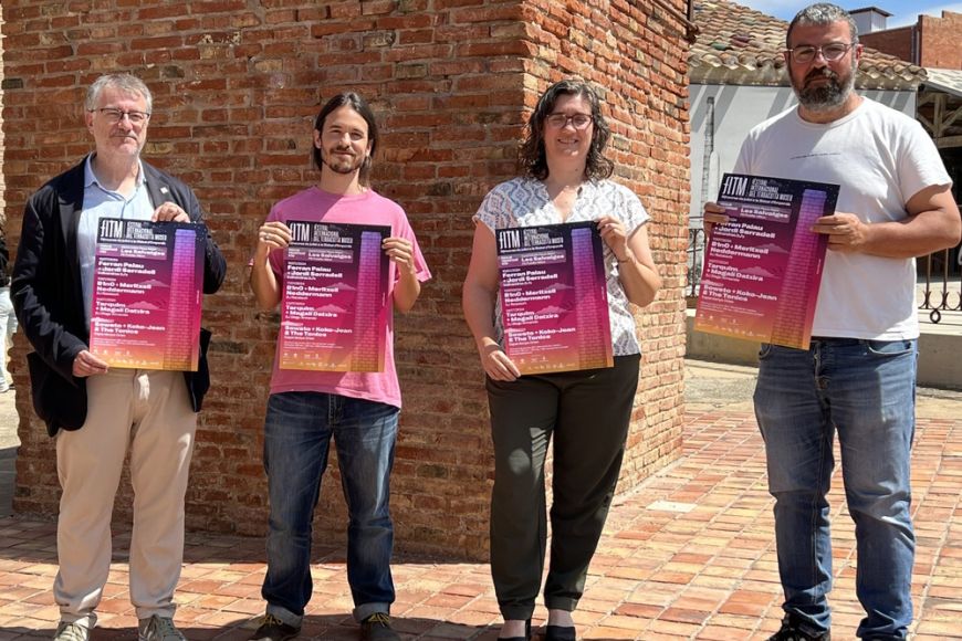 De izquierda a derecha: Òscar Aparicio, alcalde de la Bisbal d'Empordà; Jordi Serradell, cantautor; Eva Rovira, concejala de cultura; y Marçal Lladó, Bankrobber De izquierda a derecha: Òscar Aparicio, alcalde de la Bisbal d'Empordà; Jordi Serradell, cantautor; Eva Rovira, concejala de cultura; y Marçal Lladó, Bankrobber