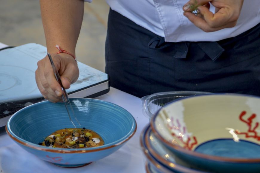 Fotografia de Anna Pascual | © Anna Pascual Les mans d'un cuiner enllestint la decoració d'un plat