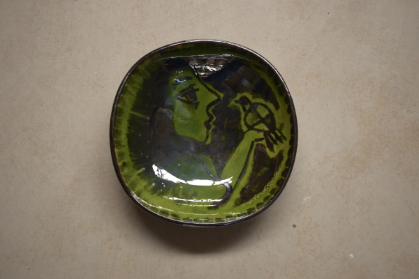 Plata fonda de la dona mirant un ocell. Terra vermella, engalbes i vernís. Torn. Decoració a pinzell. Josep Vilà Clara, 1983. Ø 30,5 cm. Col·lecció particular.
