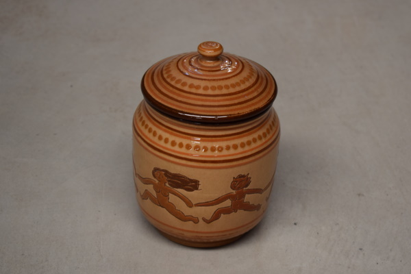 Pot de les bacants i sàtirs en seguici. Terra vermella, engalbes i vernís. Torn. Dibuix ratllat i xeringa. Josep Vilà Clara, 1971. 19x13,5 cm. Col·lecció particular.