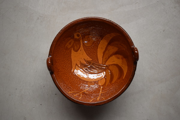 Fruitera del gall. Terra vermella, engalbes i vernís. Torn. Decoració a xeringa. Josep Vilà Clara, 1983. 20x35,5 cm. Col·lecció particular.