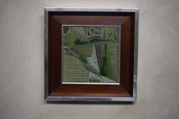 Placa. Terra vermella, engalba i vernís verd amb textura. Galetera. Dibuix ratllat i xeringa. Josep Vilà-Clara Garriga, 1978. 29x29 cm. Col·lecció particular.