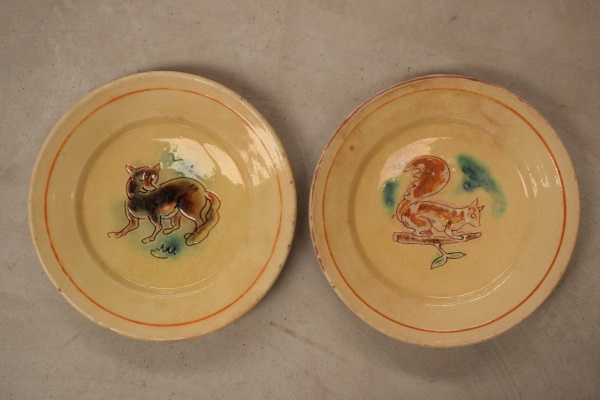 Plats dels animals. Terra vermella, engalbes i vernís. Torn. Dibuix ratllat i xeringa. Josep Vilà Clara, 1952. Ø 23 cm. Col·lecció particular.