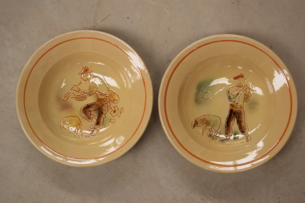 Plats fondos de les feines del camp. Terra vermella, engalbes i vernís. Torn. Dibuix ratllat i xeringa. Josep Vilà Clara, 1952. Ø 23 cm. Col·lecció particular.