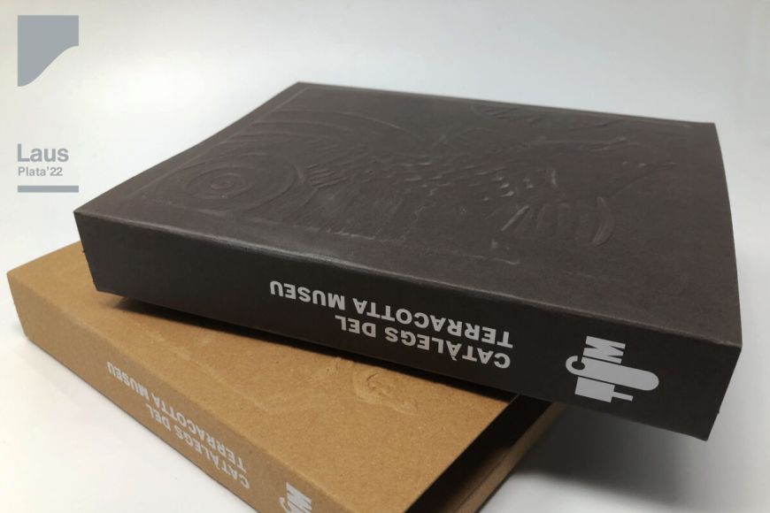 Los dos primeros 'Llibres d'Exposicions' de la colección | © Pere Álvaro Los dos primeros volúmenes, uno sobre otro y el sello Laus Plata 2022