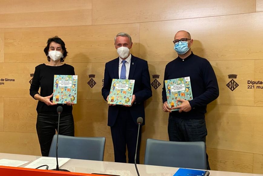 De izquierda a derecha: Roser Matas, Albert Piñeira y Eduard Bech De izquierda a derecha: Roser Matas, Albert Piñeira y Eduard Bech, de pie con el libro en las manos