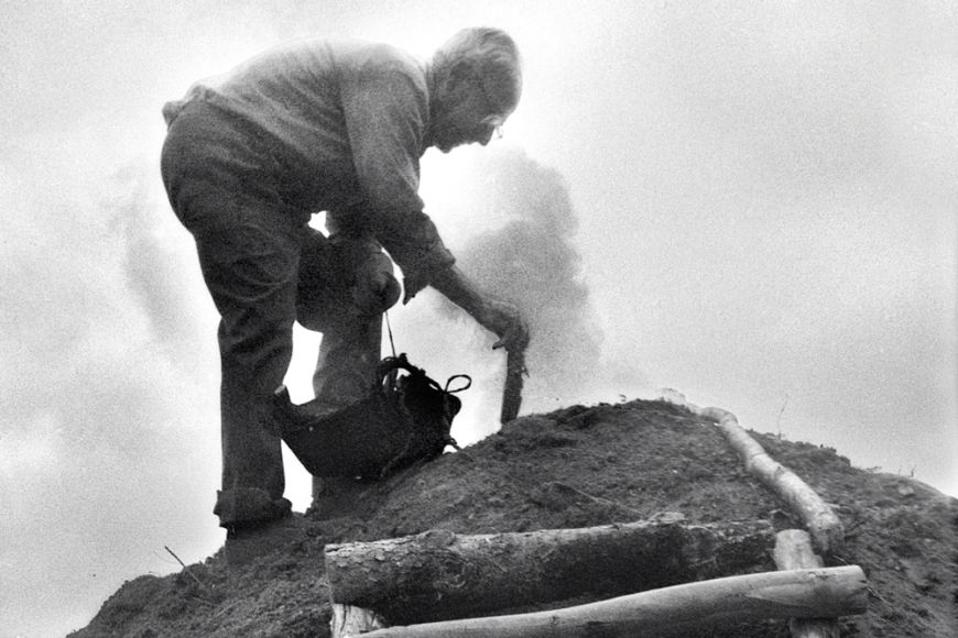Home (Lluís Pla) treballant en la carbonera