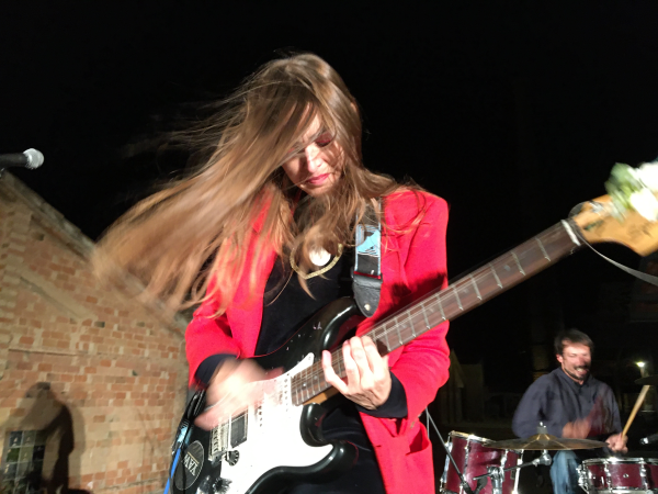 Actuació d’Ariadna Raventós. Fotografia: Fiona Morrison