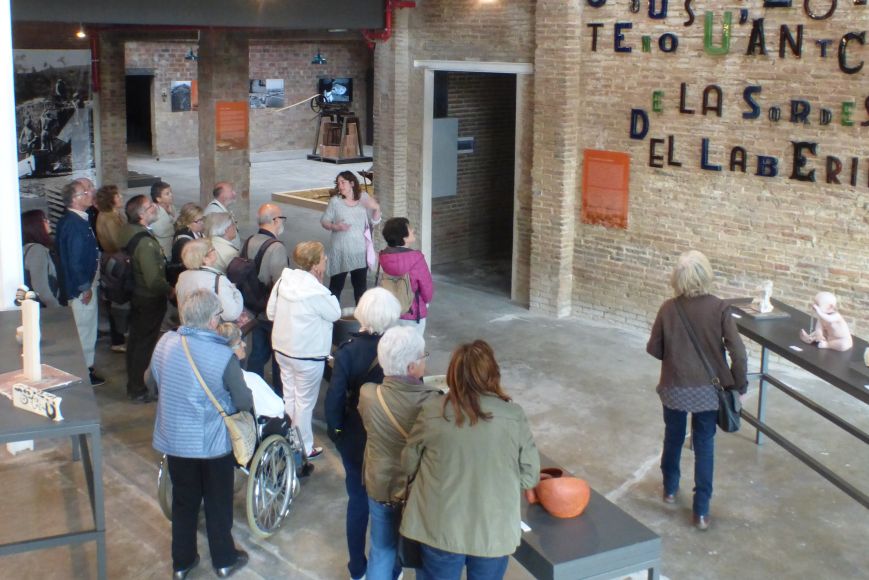 Guia i grup d'adults durant la visita guiada al Terracotta Museu