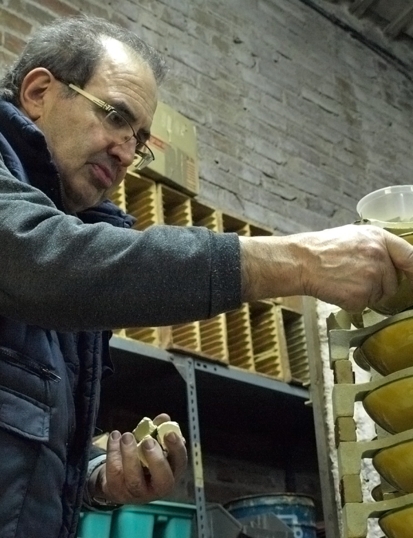 Joan Vilà-Clara Garriga desenfornant peces de vaixella al taller del carrer Tramuntana. Any 2011. | © Anna Vilà-Clara Aguilar