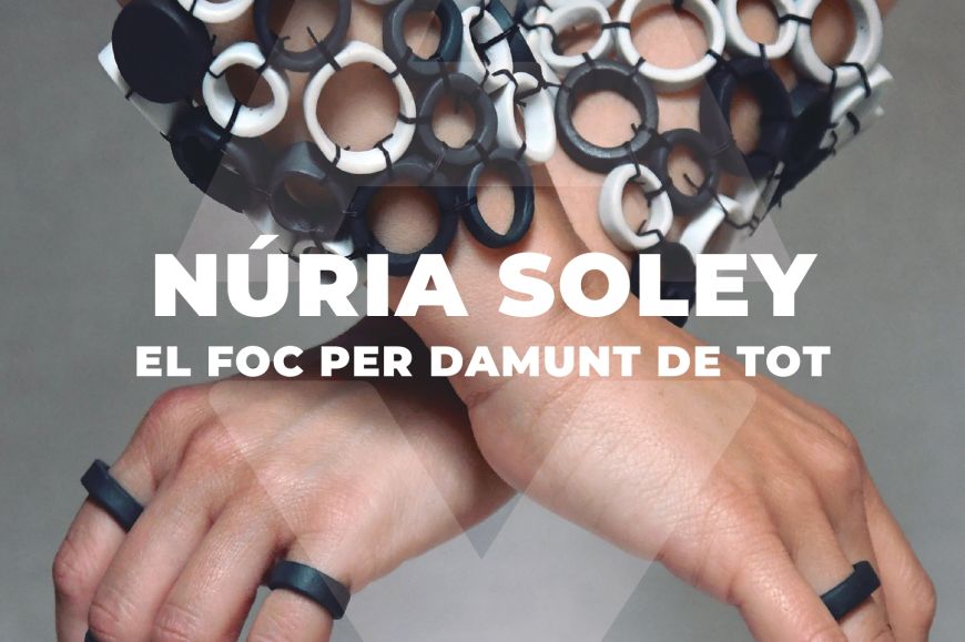 El foc per damunt de tot Manos cruzadas con anillos y pulseras de cerámica