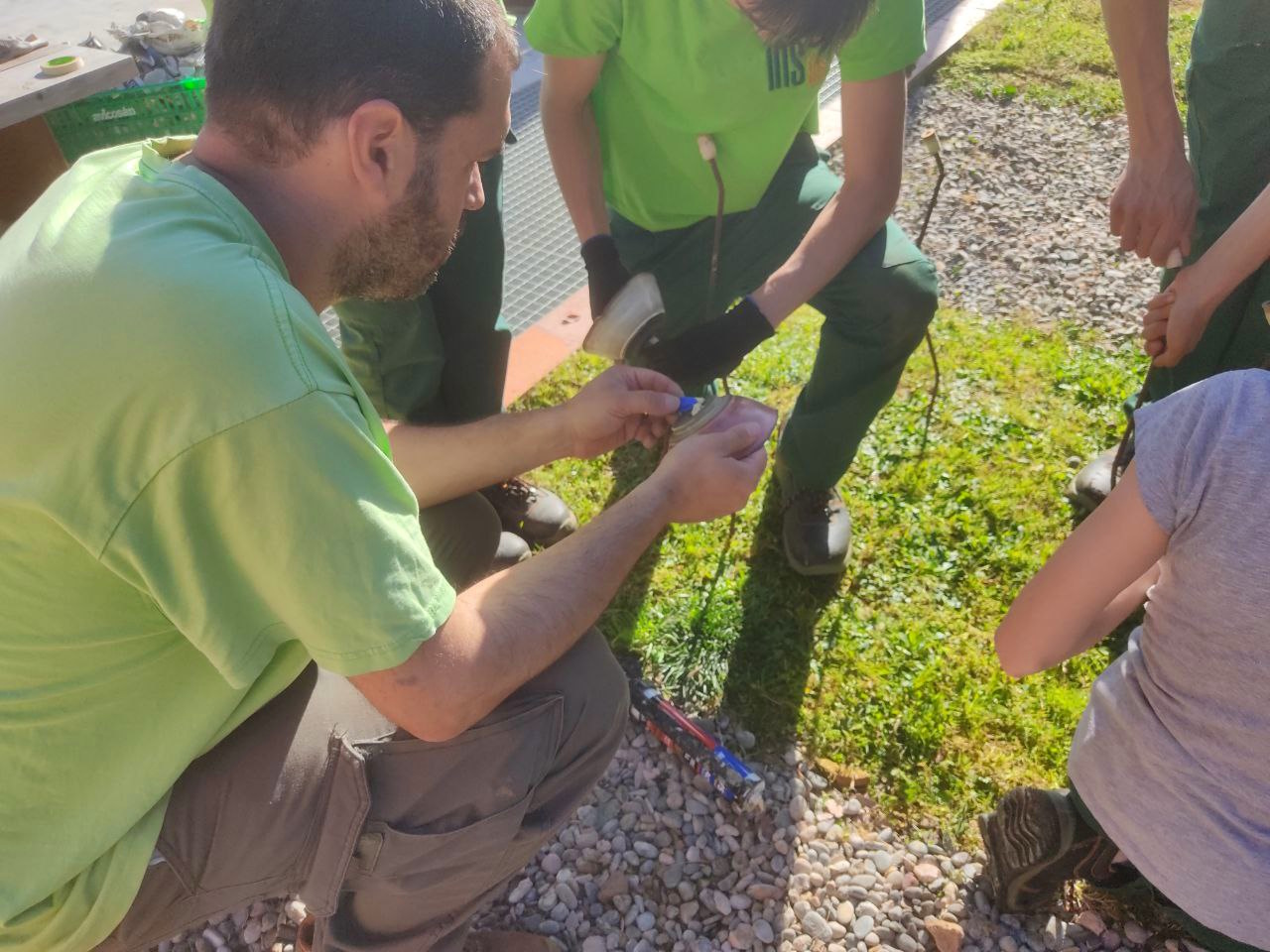 Alumnes del cicle formatiu durant el procés de muntatge de les flors de ceràmica