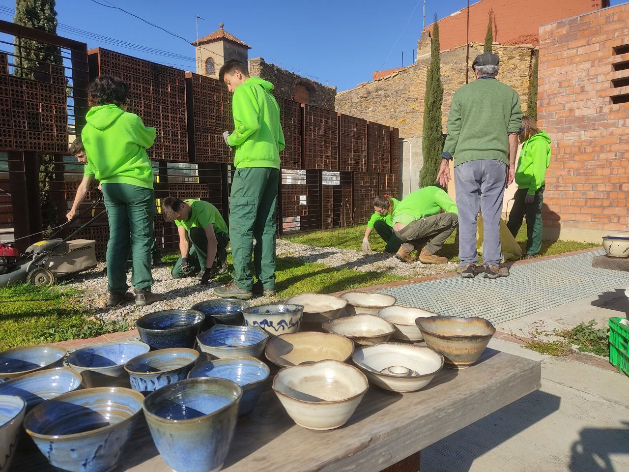 Alumnes del cicle formatiu durant el procés de muntatge de les flors de ceràmica