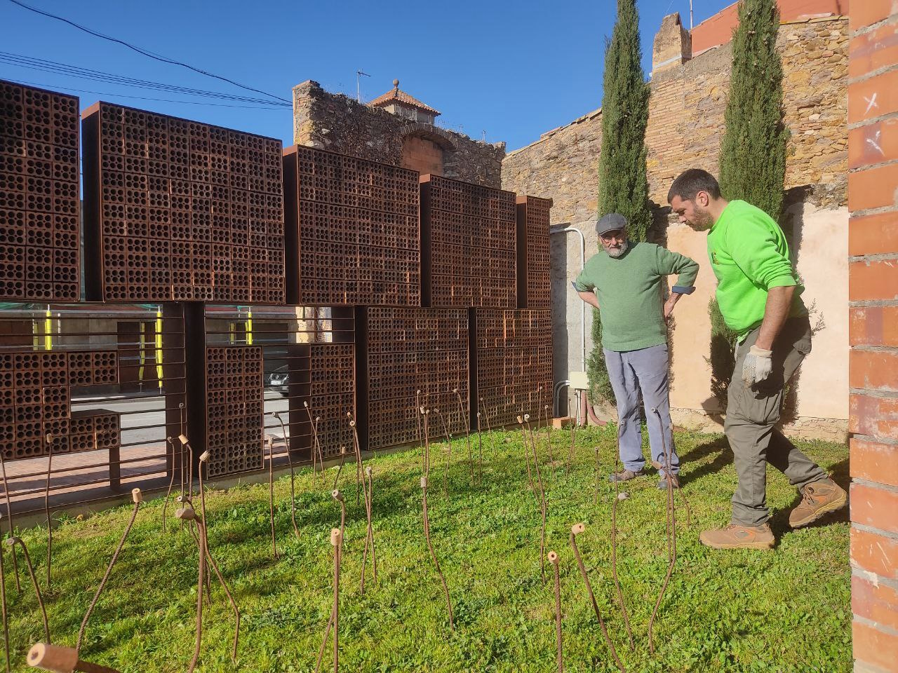 Durant el muntatge d'“Aiguabarreig” al Terracotta Museu | © Terracotta Museu