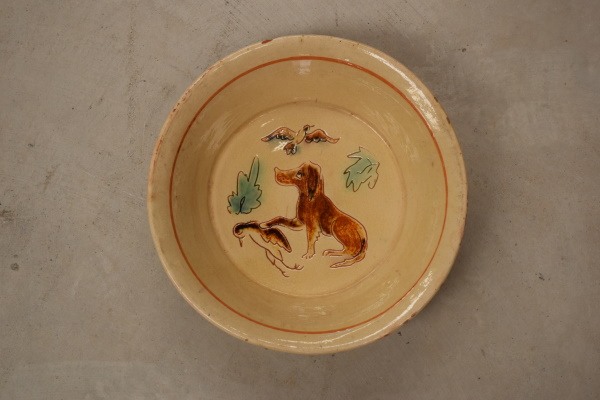 Plata fonda del gos de caça. Terra vermella, engalbes i vernís. Torn. Dibuix ratllat i xeringa. Josep Vilà Clara, 1952. Ø 26 cm. Col·lecció particular.