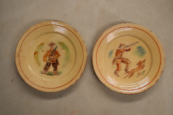 Plates del caçador. Terra vermella, engalbes i vernís. Torn. Dibuix ratllat i xeringa. Josep Vilà Clara, 1952. Ø 27 cm. Col·lecció particular.