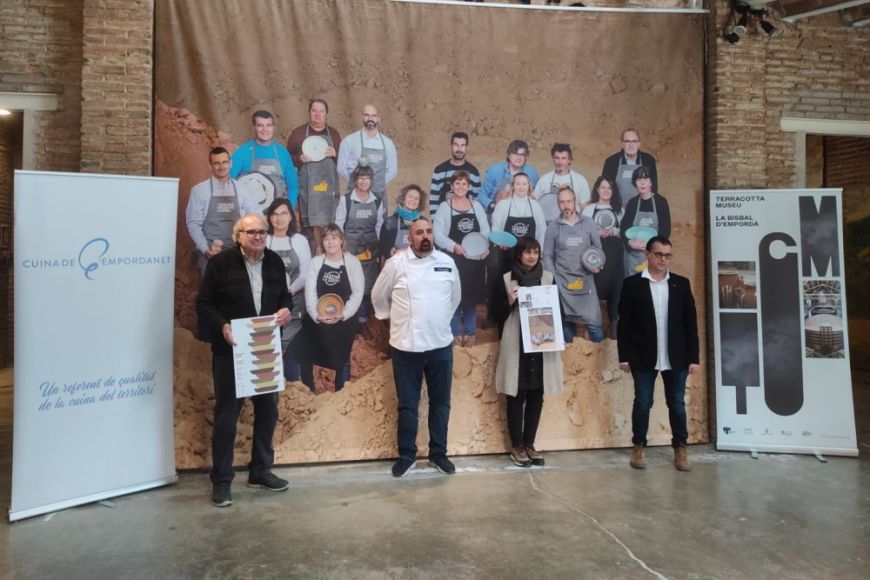 D'esquerra a dreta: Joan VIlà-Clara, Vicenç Fajardo, Susanna Velasco i Enric Marquès Els quatre dempeus amb una fotogràfia dels ceramistes participants al darrera