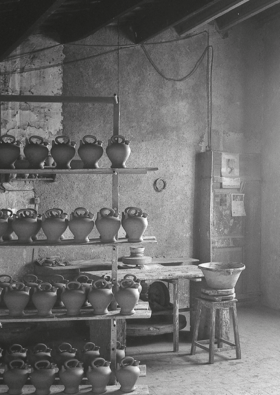 Càntirs a punt per ser acolorits amb engalba (1988). | © Quim Tor