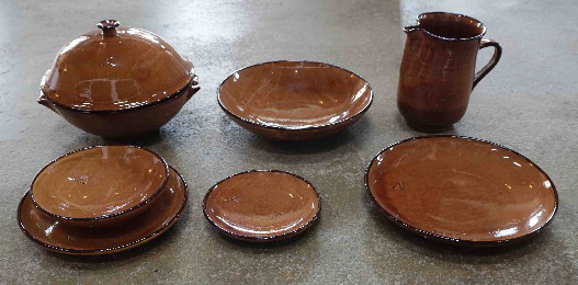 Vaixella llisa personalitzada. Terra vermella, engalba i vernís amb òxid de manganès. Torn. Bany d’engalba i lletra “L” ratllada. Vilà Clara Ceramistes, 1978. TM. 8810.