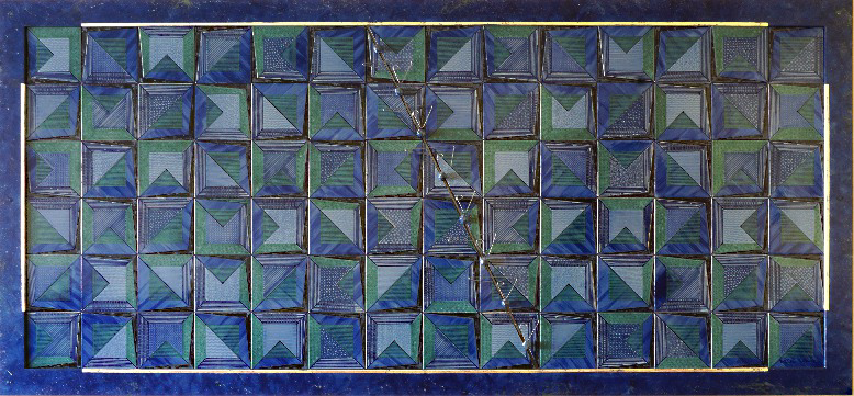 Mural amb geometries i acer (vista general). Terra vermella, engalbes, vernís i acríl·lics. Acer inoxidable. Galetera. Decoració a xeringa. Josep Vilà-Clara Garriga, 1999. 280x120 cm. Col·lecció particular.