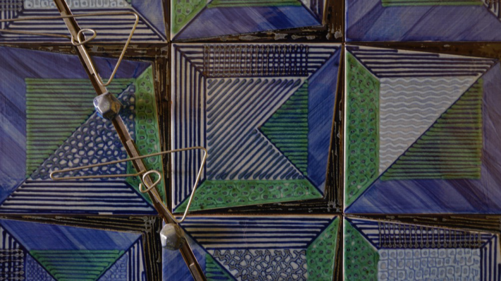 Mural amb geometries i acer (detall).