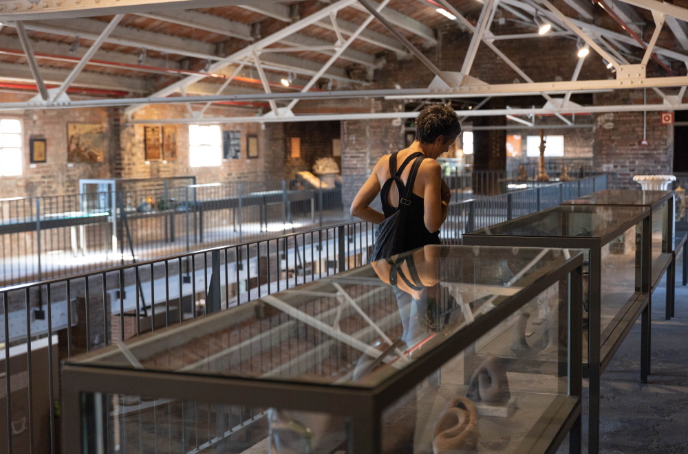 Persona d'esquenes visitant l'exposició permanent