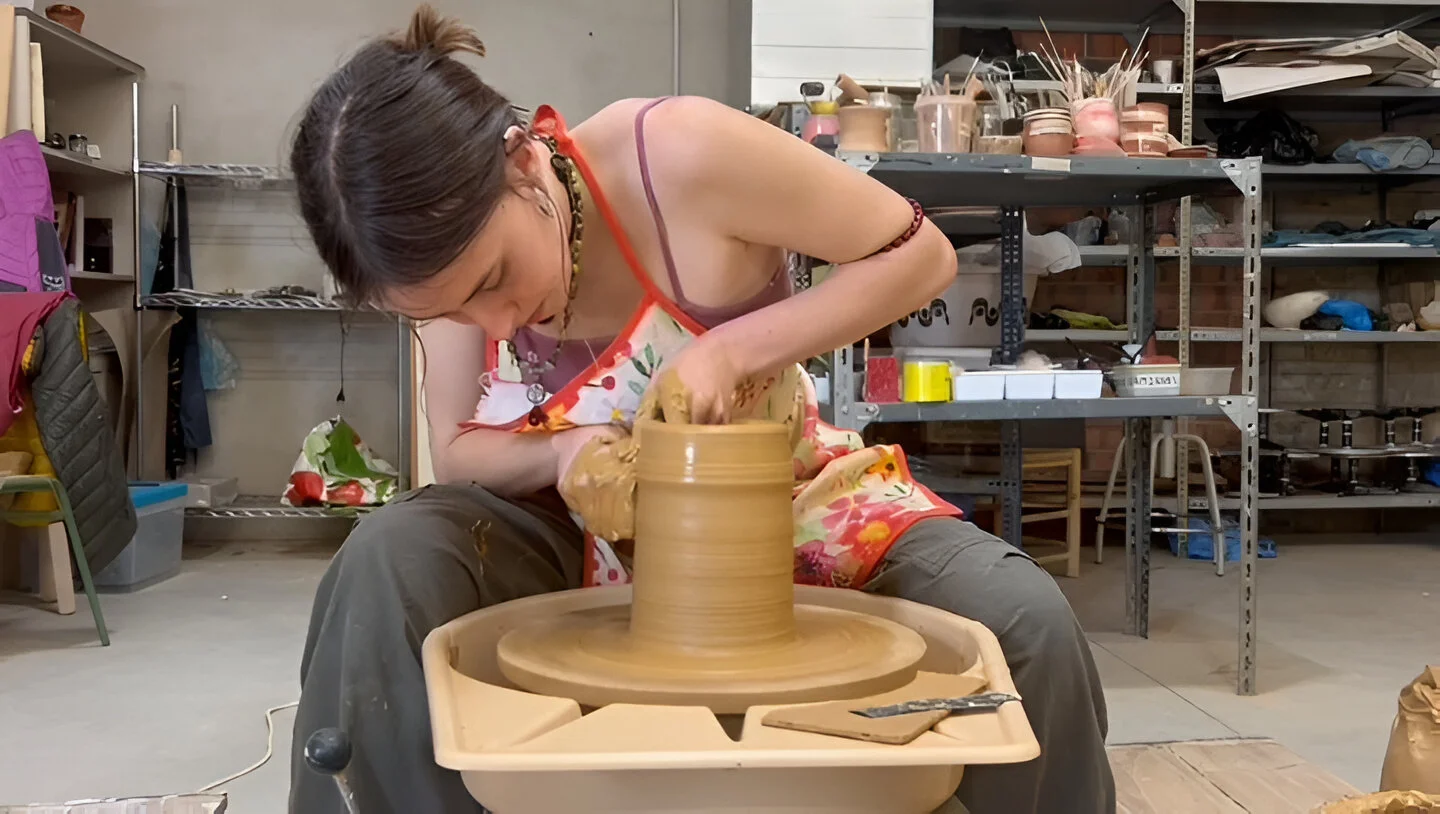 Alumnes treballant a l'aula taller del Terracotta Museu.